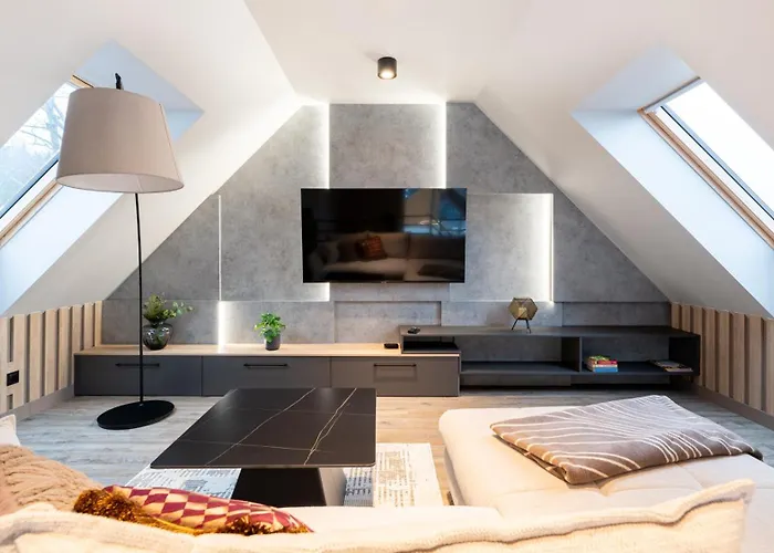 Hillside, Sun & Snow Apartment